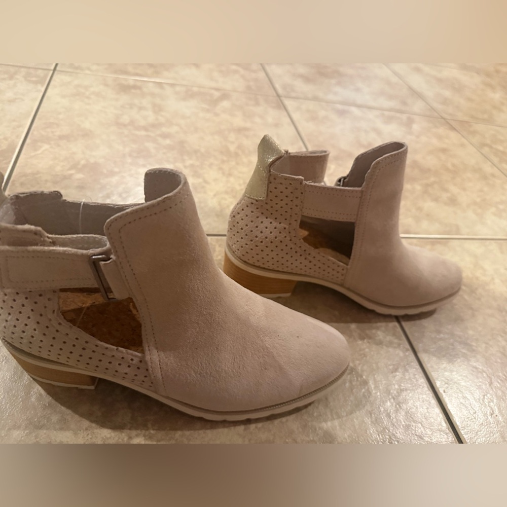 Reef Women's Voyage Breeze Ankle Boot Size 7.5 cream color NWT